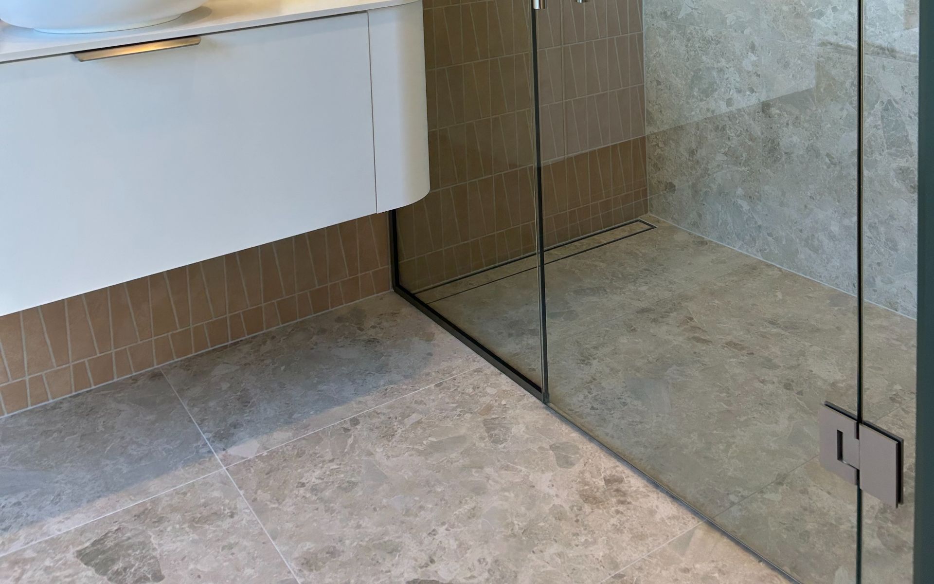 jennian bathroom1920x1200 002