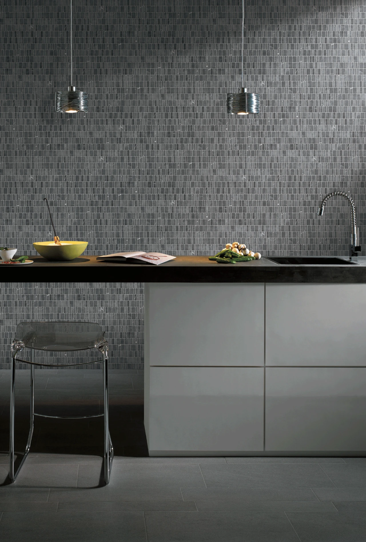 MINI STICK NERO MARQUINIA TUMBLED MOS. 305X310 2 lifestyle