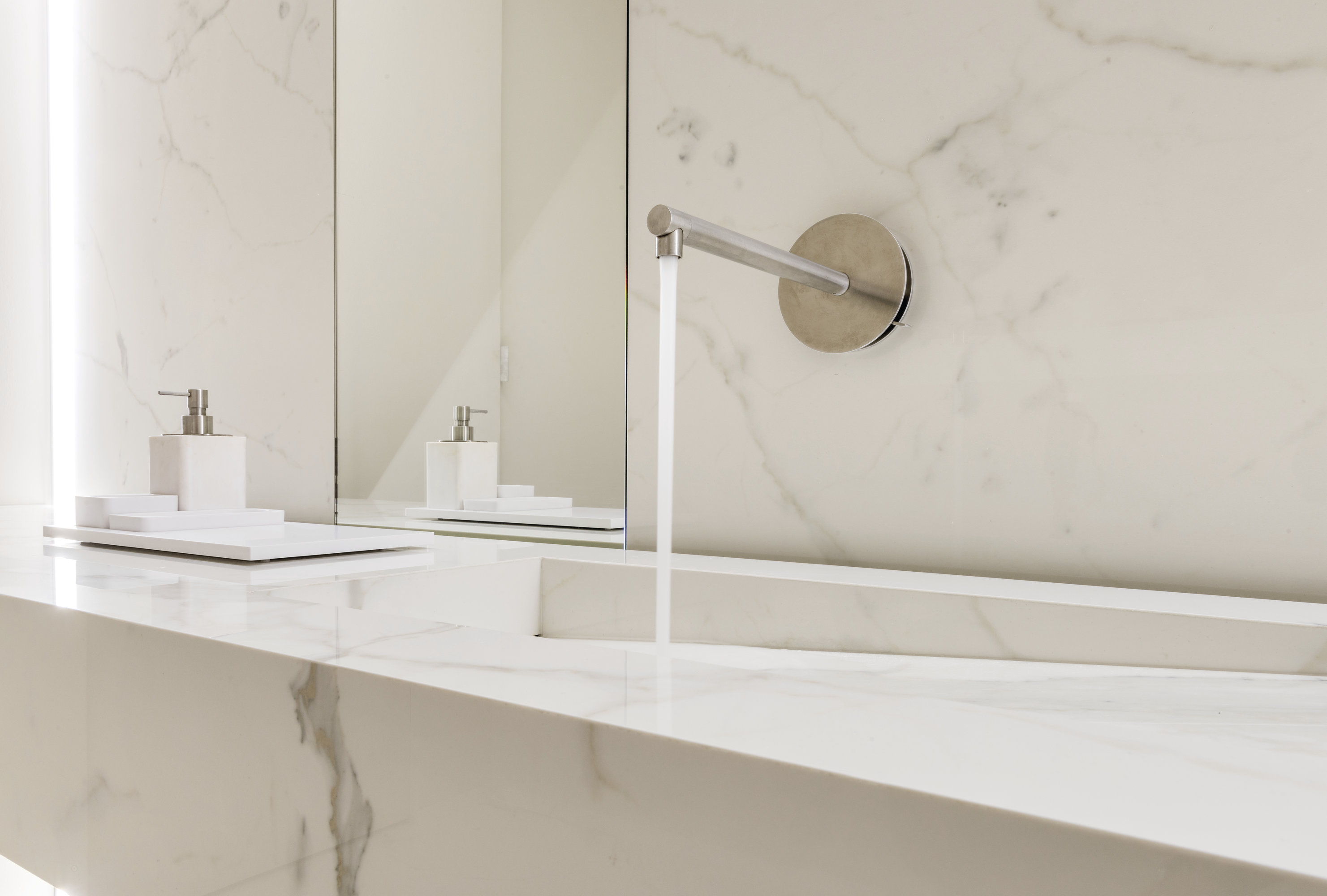 ar showroom ariostea17 ref15 bagno bianco calacatta